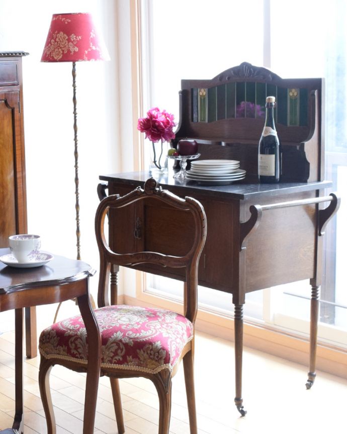 サイドボード　アンティーク家具　英国らしいアンティークの家具、お花の彫りが付いたオーク材のウォッシュスタンド。。(k-1359-f)