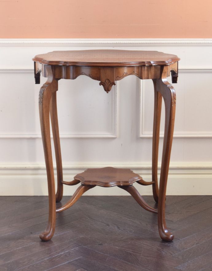 ロイドテーブル アンティーク家具 アンティークの高級感のある英国家具、優美なオケージョナルテーブル。細くて繊細なラインが美しい脚。(k-1360-f)