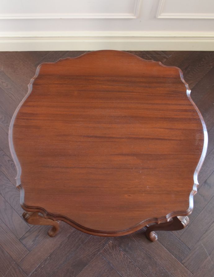 ロイドテーブル アンティーク家具 アンティークの高級感のある英国家具、優美なオケージョナルテーブル。流れるような木目が美しいです。(k-1360-f)