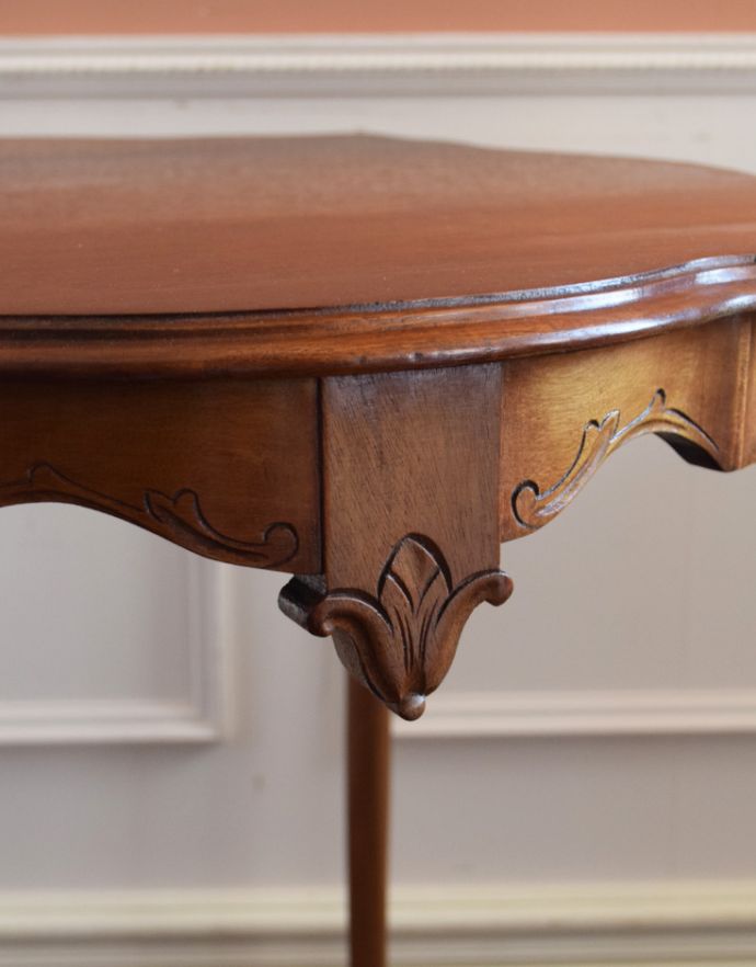 ロイドテーブル アンティーク家具 アンティークの高級感のある英国家具、優美なオケージョナルテーブル。とても美しい彫です。(k-1360-f)