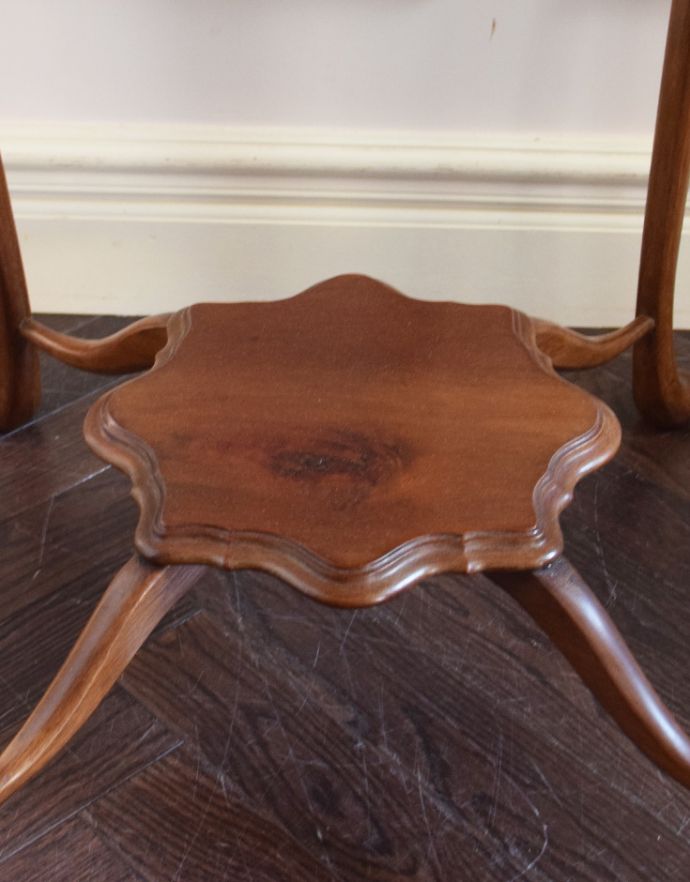 ロイドテーブル アンティーク家具 アンティークの高級感のある英国家具、優美なオケージョナルテーブル。下にはちょっとした物置があります。(k-1360-f)