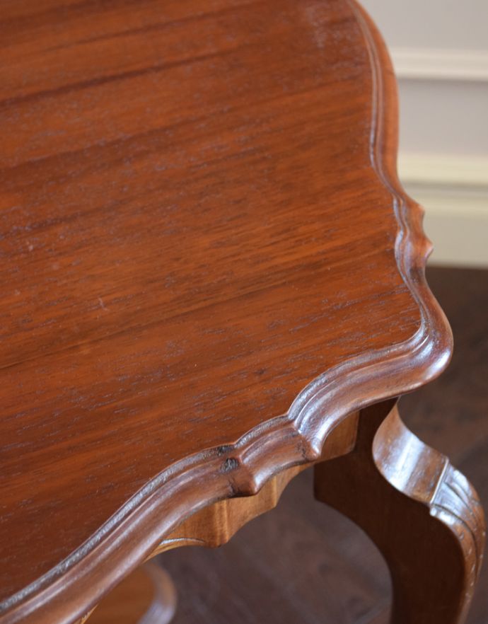 ロイドテーブル アンティーク家具 アンティークの高級感のある英国家具、優美なオケージョナルテーブル。ゆらゆらカットされた縁もキレイです。(k-1360-f)