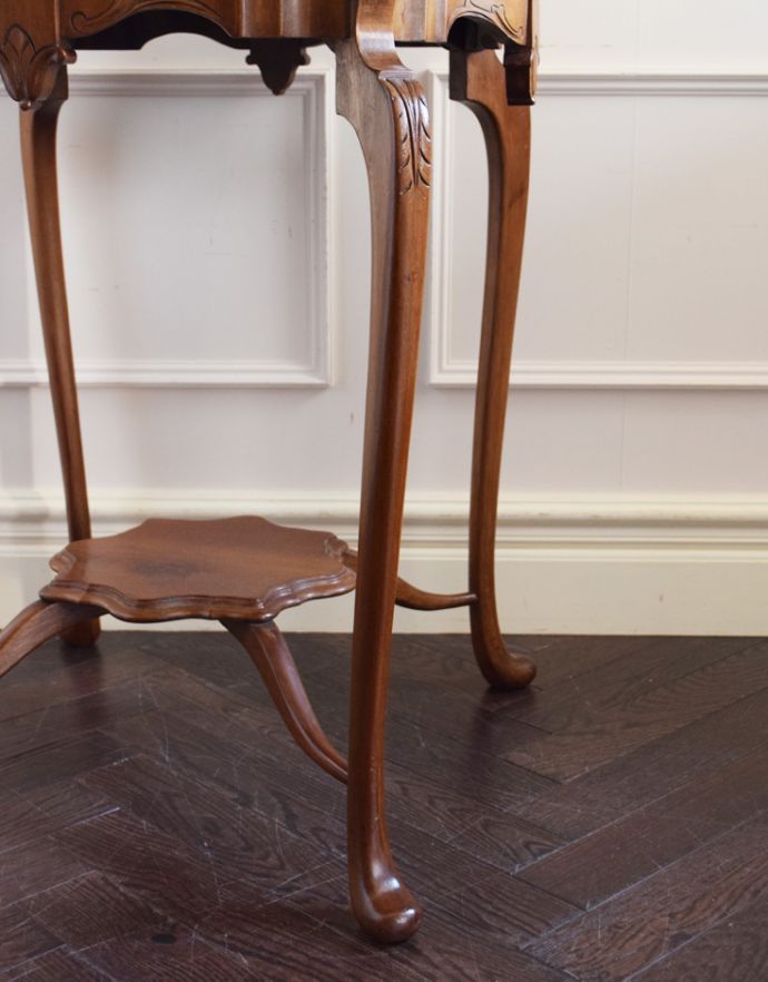 ロイドテーブル アンティーク家具 アンティークの高級感のある英国家具、優美なオケージョナルテーブル。細い脚先が繊細でステキ。(k-1360-f)