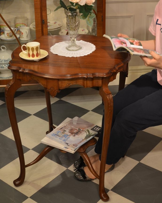 ロイドテーブル アンティーク家具 アンティークの高級感のある英国家具、優美なオケージョナルテーブル。読書の時間を有意義に過ごすティーテーブル小さなテーブルとして便利に使えるので、使いたい場所にちょっと持って行って気軽に使ってみましょう下の棚には雑誌や本を置いても便利です。(k-1360-f)