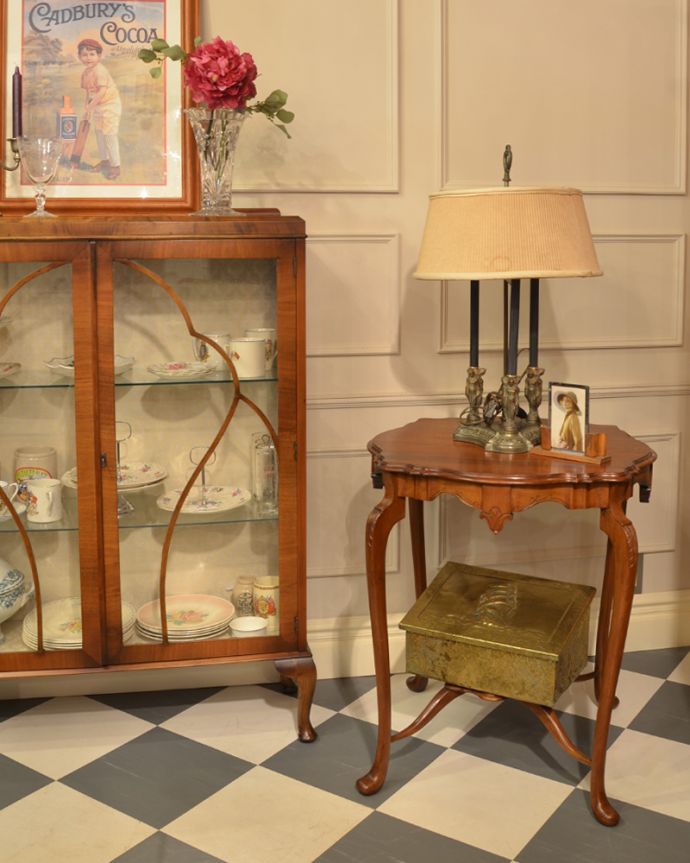 ロイドテーブル アンティーク家具 アンティークの高級感のある英国家具、優美なオケージョナルテーブル。いろんな使い方が出来る、便利で優雅なテーブル置くだけで雰囲気をよくしてくれるオケージョナルテーブル。(k-1360-f)