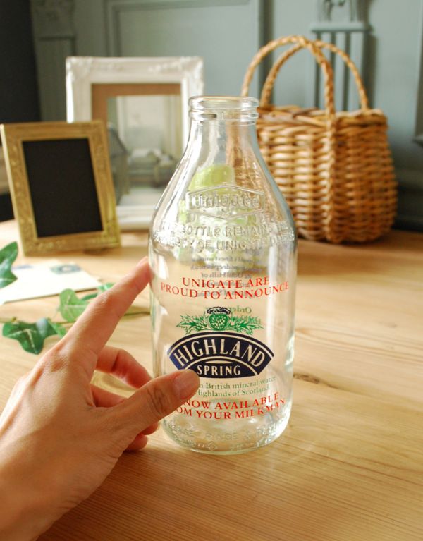 ナチュラルカントリースタイル　アンティーク雑貨　イラスト入りで可愛いイギリスの牛乳ビン、アンティークガラスボトル（スプリング）。日本の牛乳瓶より大きいサイズ感！海外らしさを感じます。(k-1360-z)