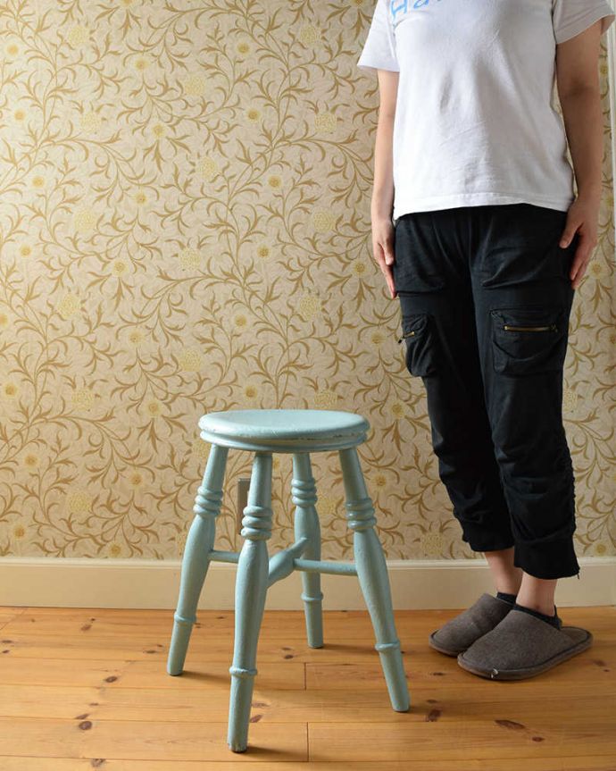 スツール・オットマン アンティーク チェア イギリス輸入のアンティークチェア、パステルブルーの木製スツール。座ったり、飾ったり・・・お家のなかの様々シーンで活躍してくれるアンティークのスツール。(k-1361-c)