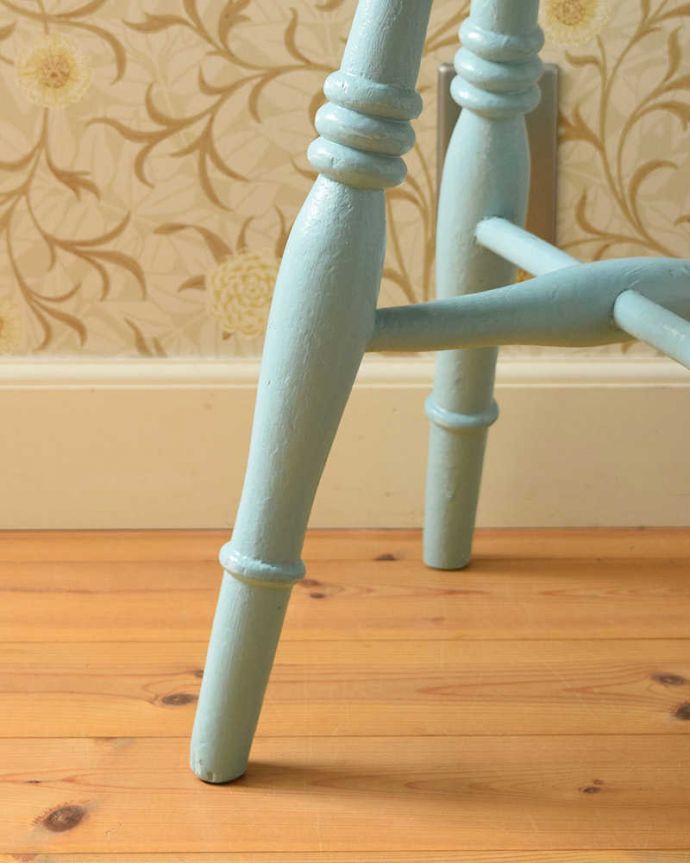 スツール・オットマン アンティーク チェア イギリス輸入のアンティークチェア、パステルブルーの木製スツール。移動もラクラクHandleのアンティークは、脚の裏にフェルトキーパーをお付けしていますので、床を滑らせてれば移動が簡単です。(k-1361-c)
