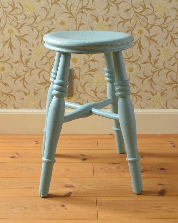 スツール・オットマン アンティーク チェア イギリス輸入のアンティークチェア、パステルブルーの木製スツール。横から見るとこんな感じ。(k-1361-c)