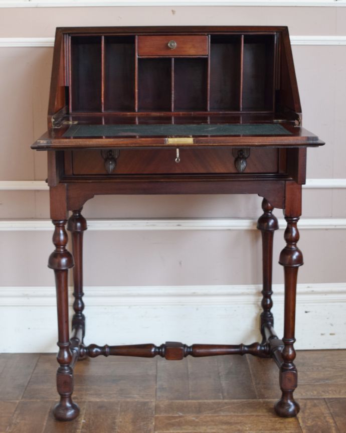 ビューロー アンティーク家具 コンパクトなのに、驚くほどの存在感、マホガニー材のアンティーク ライティングビューロー(デスク)。棚に化粧品を片付ければ、奥様のドレッサー代わりにもなりますよ。(k-1361-f)