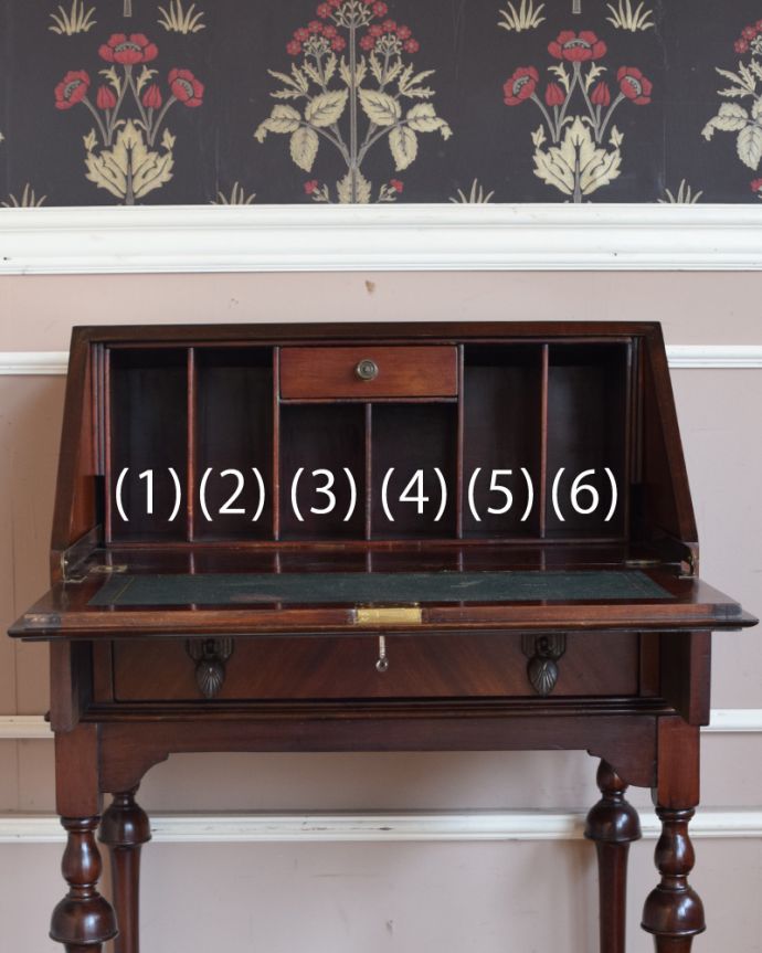 ビューロー アンティーク家具 コンパクトなのに、驚くほどの存在感、マホガニー材のアンティーク ライティングビューロー(デスク)。この通り天板は広々しているので、パソコンデスクとしても活躍してくれます。(k-1361-f)