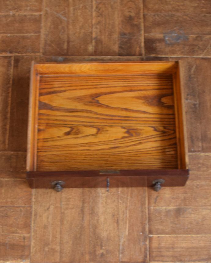 ビューロー アンティーク家具 コンパクトなのに、驚くほどの存在感、マホガニー材のアンティーク ライティングビューロー(デスク)。引き出しが付いています。(k-1361-f)