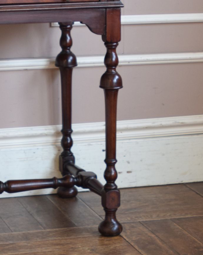 ビューロー アンティーク家具 コンパクトなのに、驚くほどの存在感、マホガニー材のアンティーク ライティングビューロー(デスク)。安定感のある脚がしっかり支えます。(k-1361-f)