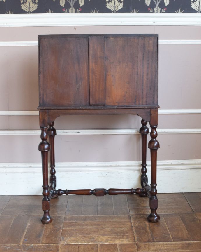 ビューロー アンティーク家具 コンパクトなのに、驚くほどの存在感、マホガニー材のアンティーク ライティングビューロー(デスク)。※アンティークは新品ではないので、もちろん経年変化によるキズはありますが、専門の職人が目立たないようキレイにお直しをしているので、後姿までキレイです。(k-1361-f)