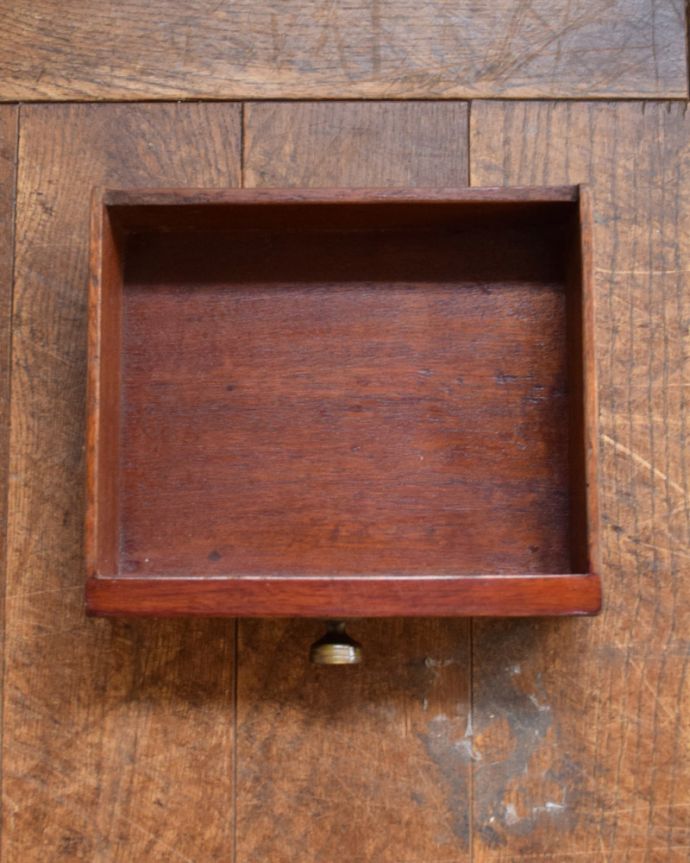 ビューロー アンティーク家具 コンパクトなのに、驚くほどの存在感、マホガニー材のアンティーク ライティングビューロー(デスク)。ビューロー内にも小さな引き出しが1杯付いています。(k-1361-f)