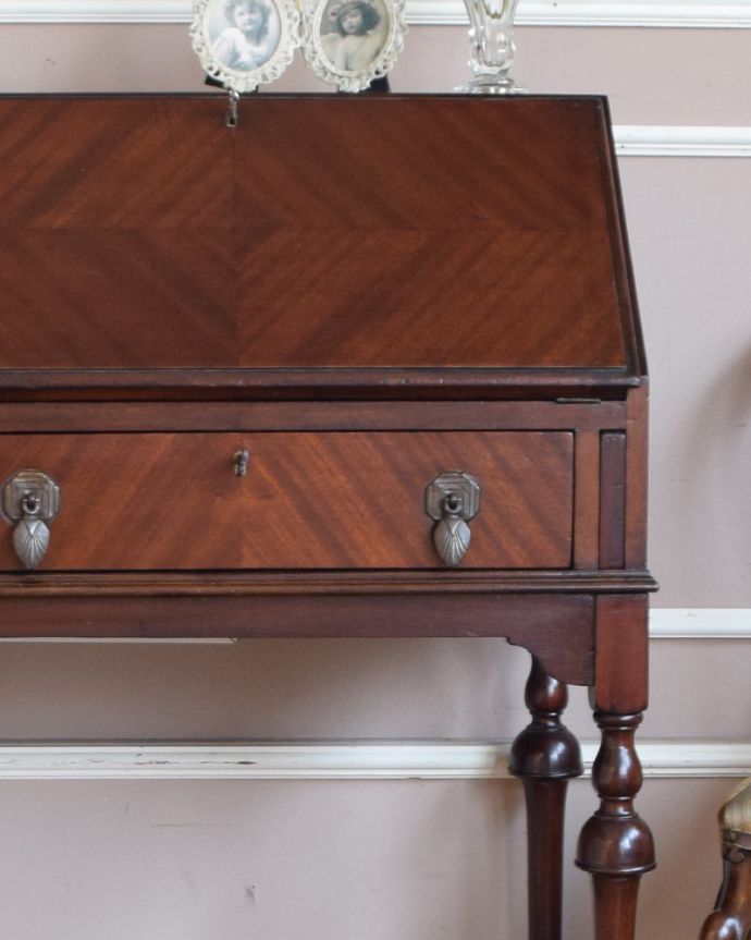 ビューロー アンティーク家具 コンパクトなのに、驚くほどの存在感、マホガニー材のアンティーク ライティングビューロー(デスク)。とっても美しい木目です。(k-1361-f)