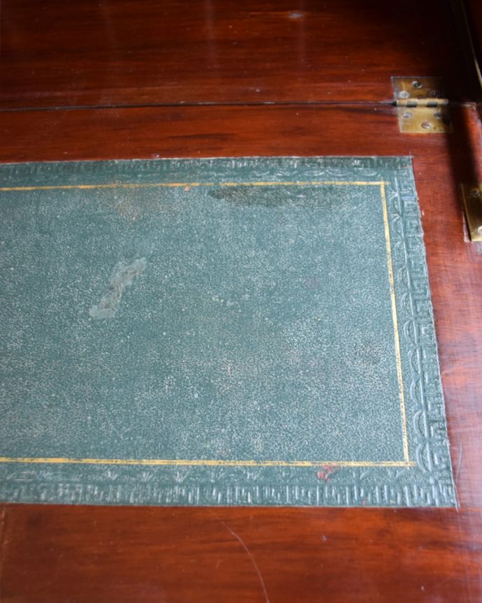 ビューロー アンティーク家具 コンパクトなのに、驚くほどの存在感、マホガニー材のアンティーク ライティングビューロー(デスク)。デスクにはブルーの革が貼ってあります。(k-1361-f)