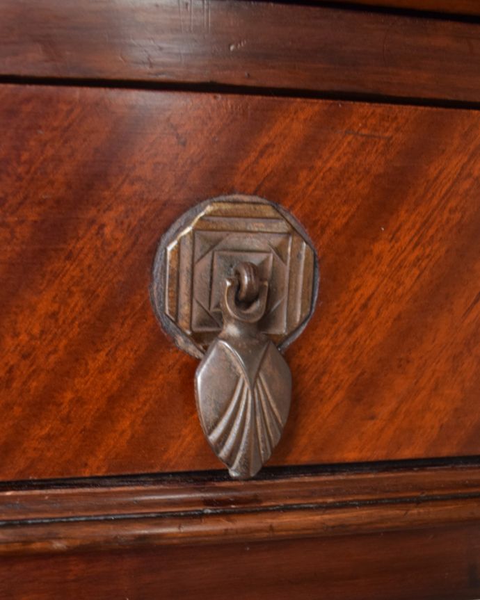 ビューロー アンティーク家具 コンパクトなのに、驚くほどの存在感、マホガニー材のアンティーク ライティングビューロー(デスク)。凝っていて高級感があるオシャレな取っ手です。(k-1361-f)