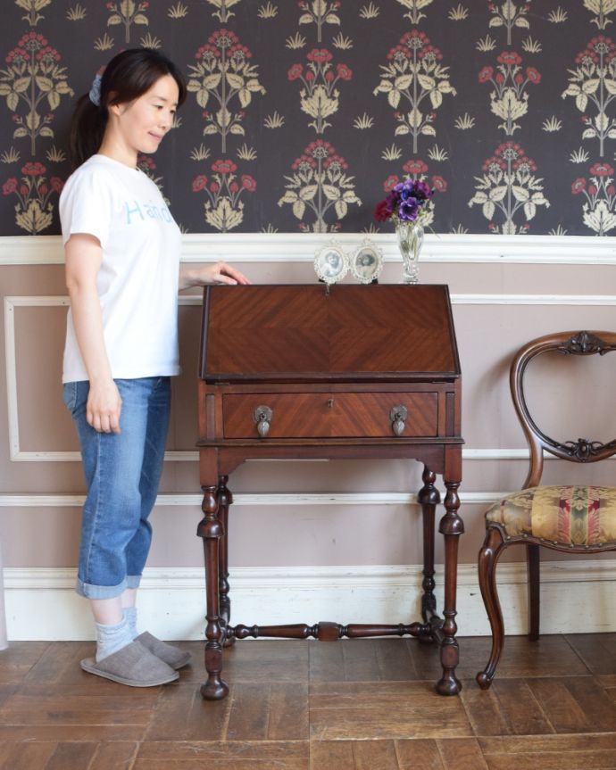 ビューロー アンティーク家具 コンパクトなのに、驚くほどの存在感、マホガニー材のアンティーク ライティングビューロー(デスク)。外国製のビューローは装飾があちこちにあるので、絵になるアイテム。(k-1361-f)