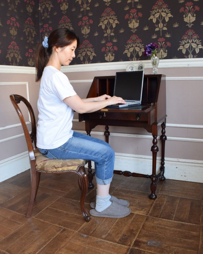 ビューロー アンティーク家具 コンパクトなのに、驚くほどの存在感、マホガニー材のアンティーク ライティングビューロー(デスク)。脚の先まで装飾が美しいデザインです。(k-1361-f)