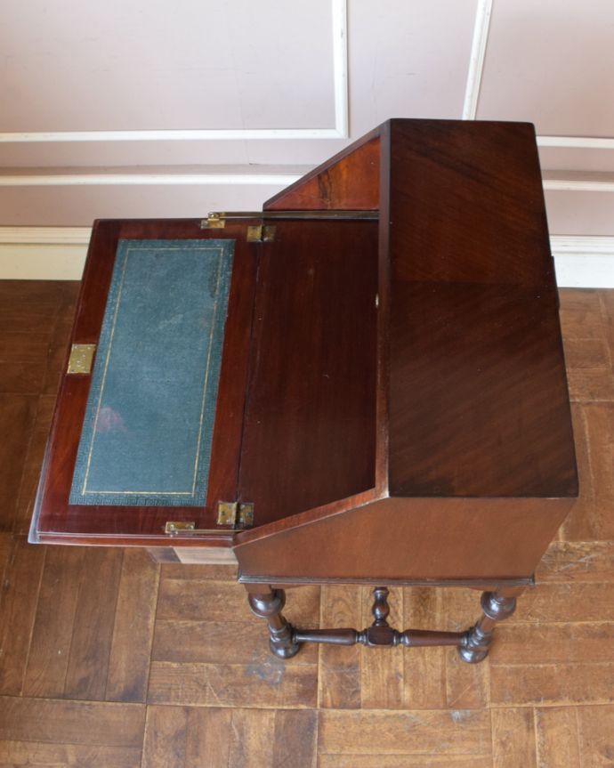 ビューロー アンティーク家具 コンパクトなのに、驚くほどの存在感、マホガニー材のアンティーク ライティングビューロー(デスク)。天板もピカピカにお直ししました。(k-1361-f)