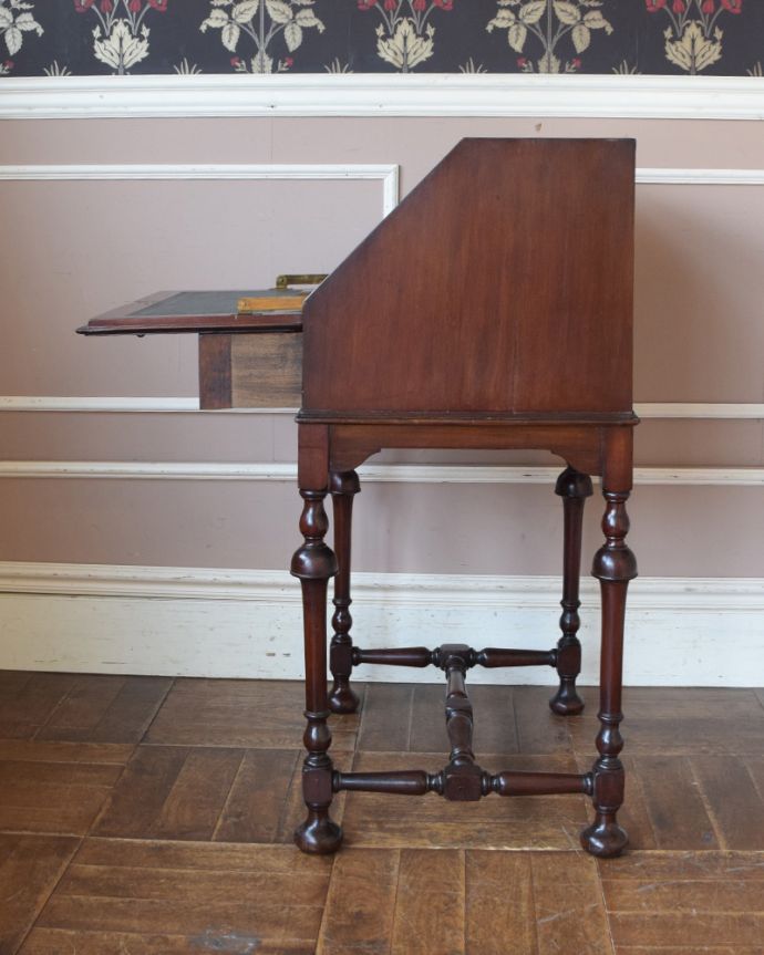 ビューロー アンティーク家具 コンパクトなのに、驚くほどの存在感、マホガニー材のアンティーク ライティングビューロー(デスク)。サイドが見えても良いように作られた高級感を感じさせるデザインです。(k-1361-f)