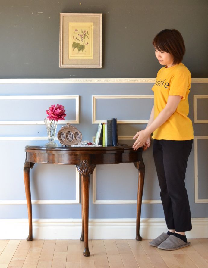 ロイドテーブル　アンティーク家具　英国ならではのアンティーク家具、お洒落なゲームテーブル（カードテーブル）。そっと壁に付けて置くだけで、オシャレな雰囲気に。(k-1362-f)