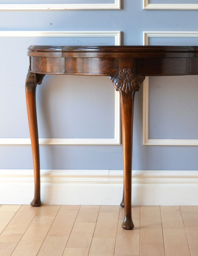 ロイドテーブル　アンティーク家具　英国ならではのアンティーク家具、お洒落なゲームテーブル（カードテーブル）。大人っぽいカラーで落ち着きがあります。(k-1362-f)