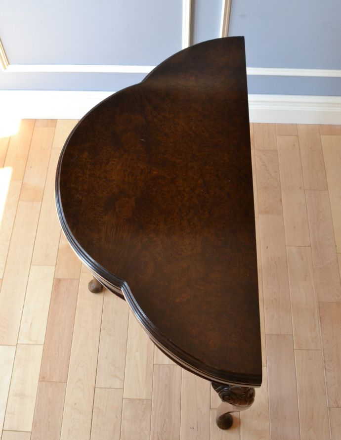 ロイドテーブル　アンティーク家具　英国ならではのアンティーク家具、お洒落なゲームテーブル（カードテーブル）。半円形の天板です。(k-1362-f)