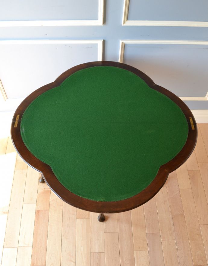 ロイドテーブル　アンティーク家具　英国ならではのアンティーク家具、お洒落なゲームテーブル（カードテーブル）。このテーブルは、２WAYタイプ。(k-1362-f)