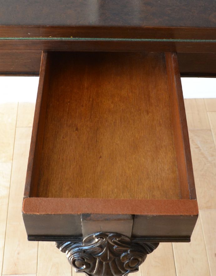ロイドテーブル　アンティーク家具　英国ならではのアンティーク家具、お洒落なゲームテーブル（カードテーブル）。引き出しが天板の下にあります。(k-1362-f)