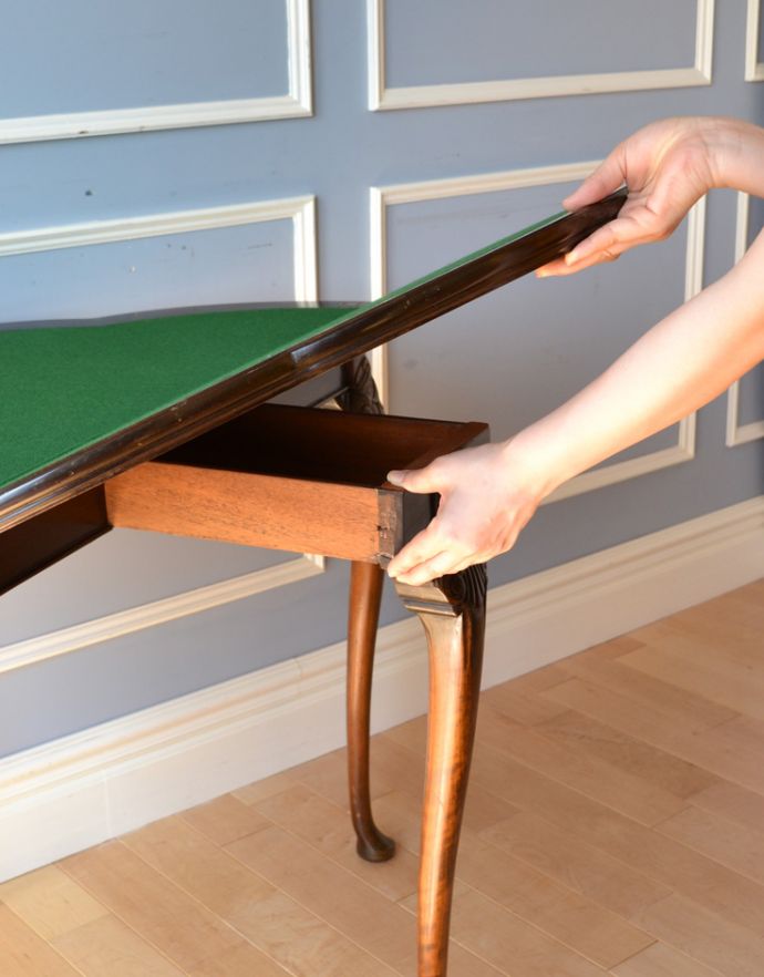 ロイドテーブル　アンティーク家具　英国ならではのアンティーク家具、お洒落なゲームテーブル（カードテーブル）。脚を開いて、天板をのせるとテーブルが大きくなります。(k-1362-f)