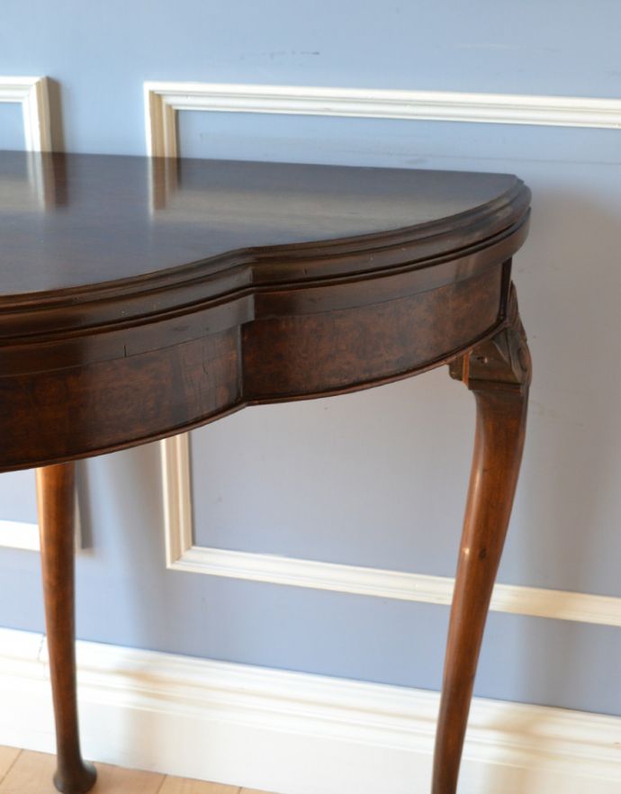 ロイドテーブル　アンティーク家具　英国ならではのアンティーク家具、お洒落なゲームテーブル（カードテーブル）。天板の縁もキレイにカッティングされています。(k-1362-f)