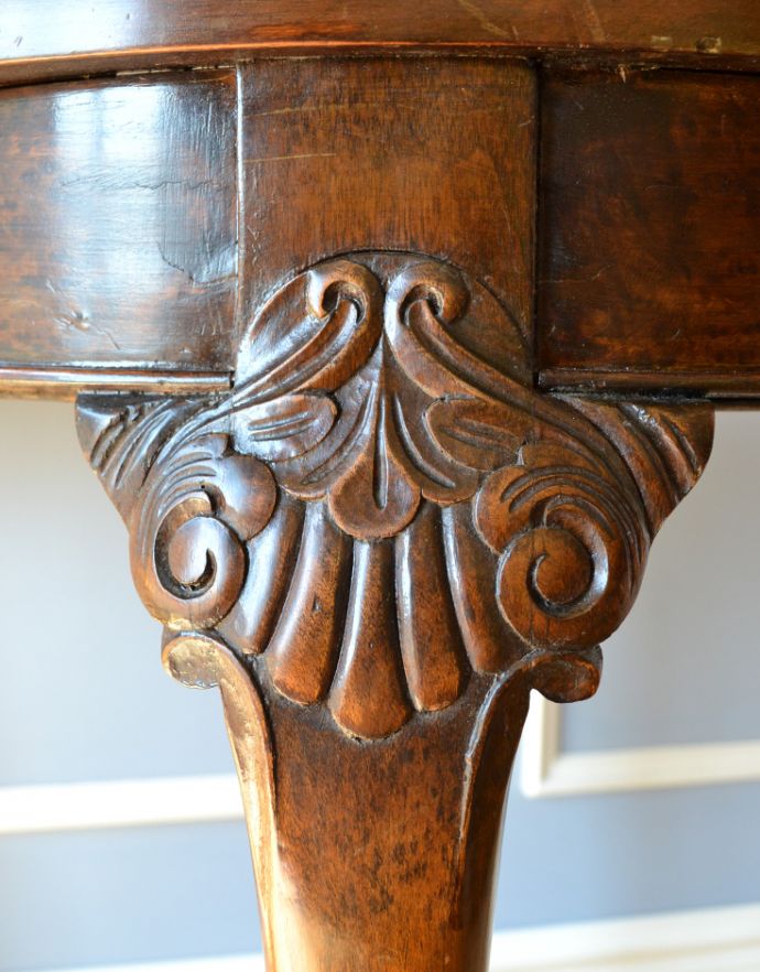 ロイドテーブル　アンティーク家具　英国ならではのアンティーク家具、お洒落なゲームテーブル（カードテーブル）。美しい繊細な彫の装飾です。(k-1362-f)