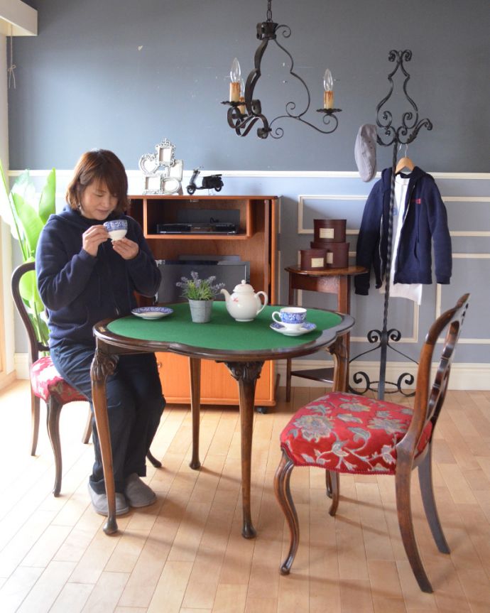 ロイドテーブル　アンティーク家具　英国ならではのアンティーク家具、お洒落なゲームテーブル（カードテーブル）。コンソールテーブルを開いてみるとビックリ！天板は四葉のクローバーの模様。(k-1362-f)