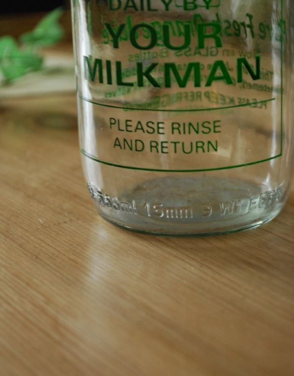 アンティーク ガラスボトル アンティーク雑貨 イラスト入りで可愛いイギリスの牛乳ビン、アンティークガラスボトル(MILK MAN)。アンティークのため、多少の欠け・傷がある場合がありますが、使用上問題はありませんので、ご了承下さい。(k-1362-z)