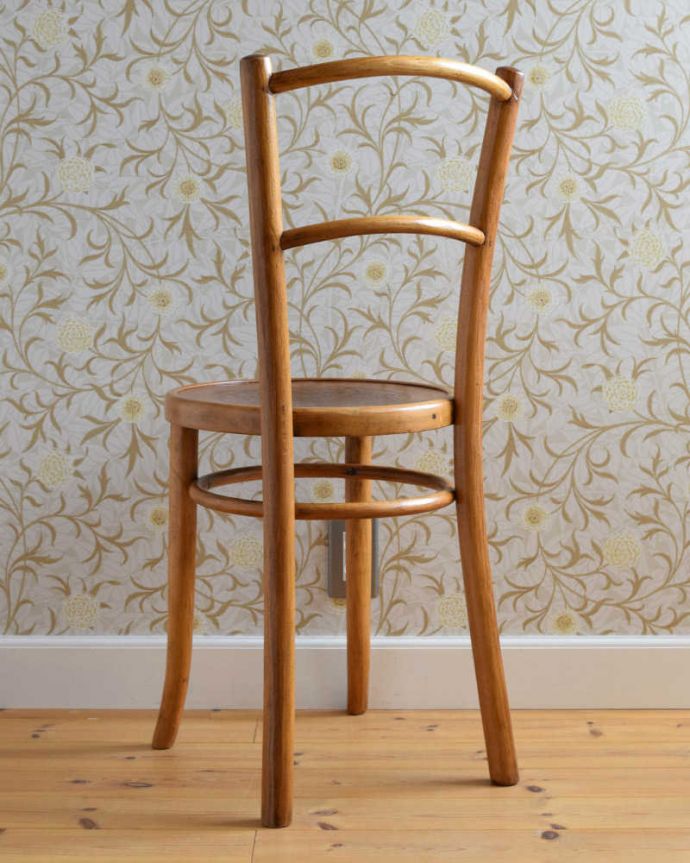 ダイニングチェア　アンティーク チェア　イギリスから届いたアンティーク椅子、あめ色のベントウッドチェア。後ろ姿にも自信アリ！並べた時に後ろから見ることも多い椅子。(k-1363-c)