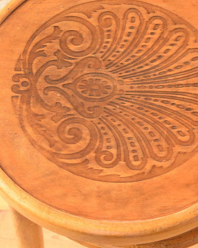 ダイニングチェア　アンティーク チェア　イギリスから届いたアンティーク椅子、あめ色のベントウッドチェア。角が丸く作られているので、小さいお子様がいるご家庭でも安心です。(k-1363-c)