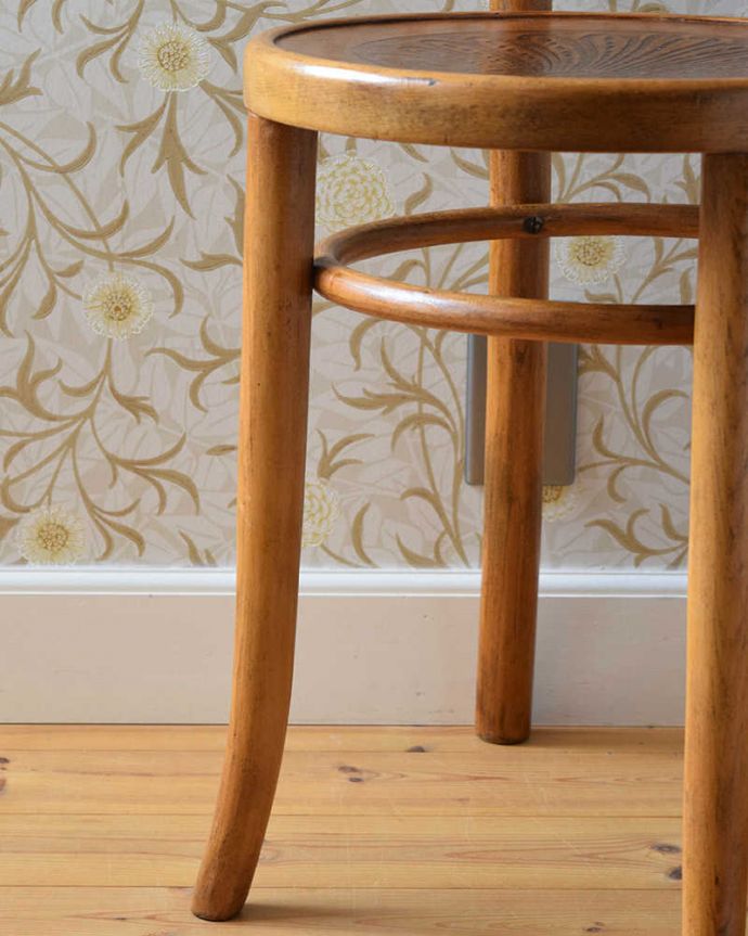 ダイニングチェア　アンティーク チェア　イギリスから届いたアンティーク椅子、あめ色のベントウッドチェア。移動もラクラクHandleのアンティークチェアの脚の裏には、フェルトキーパーをお付けしていますので、床を滑らせてお使い頂けます。(k-1363-c)