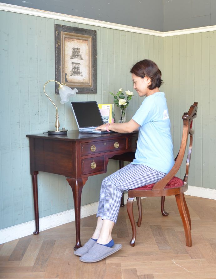 ロイドテーブル アンティーク家具 クラシックなアンティーク家具、マホガニー材の素敵なライティングデスク(机) 。デスクに座る時間を持つことで気持ちの切り替えができます。(k-1364-f)