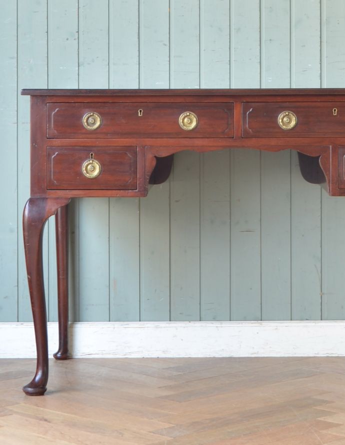 ロイドテーブル アンティーク家具 クラシックなアンティーク家具、マホガニー材の素敵なライティングデスク(机) 。高級感のある木製のデスク。(k-1364-f)