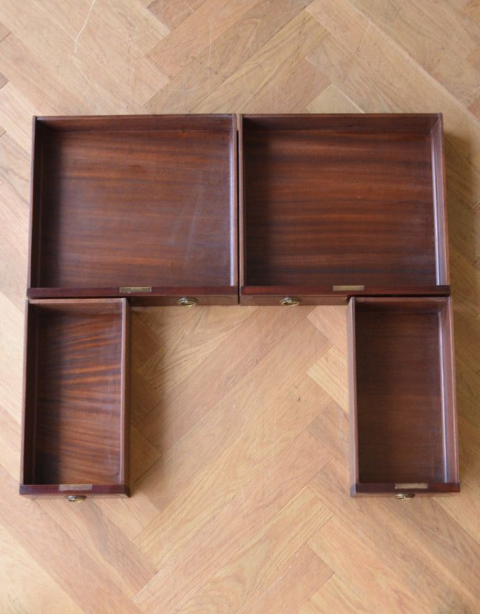 ロイドテーブル アンティーク家具 クラシックなアンティーク家具、マホガニー材の素敵なライティングデスク(机) 。引き出しは全部で4杯。(k-1364-f)