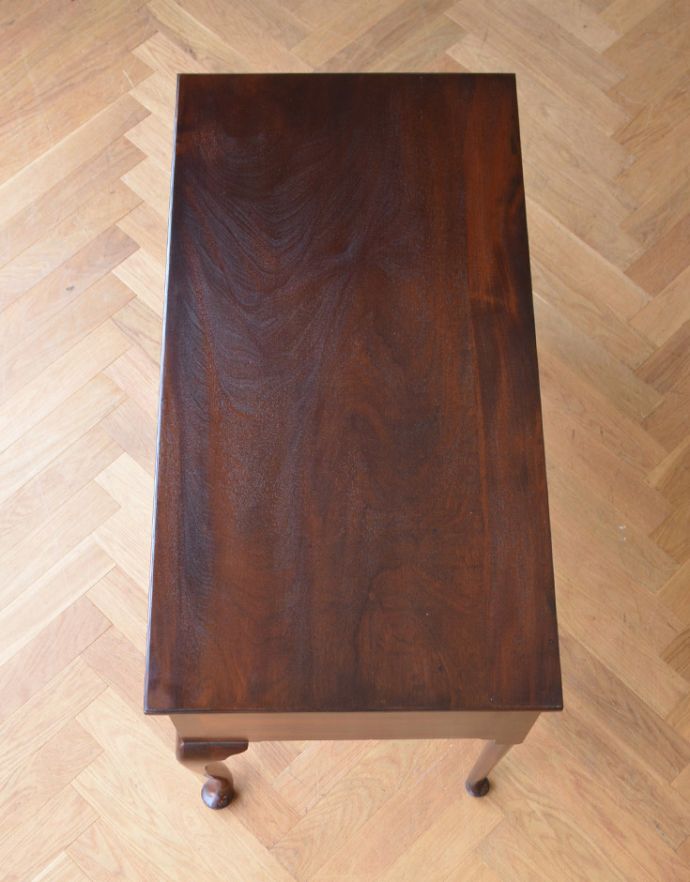 ロイドテーブル アンティーク家具 クラシックなアンティーク家具、マホガニー材の素敵なライティングデスク(机) 。天板もピカピカにお直ししました。(k-1364-f)