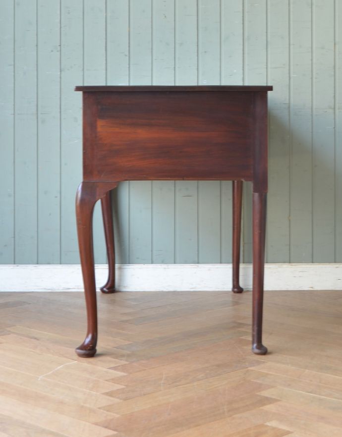 ロイドテーブル アンティーク家具 クラシックなアンティーク家具、マホガニー材の素敵なライティングデスク(机) 。サイドも美しいです。(k-1364-f)