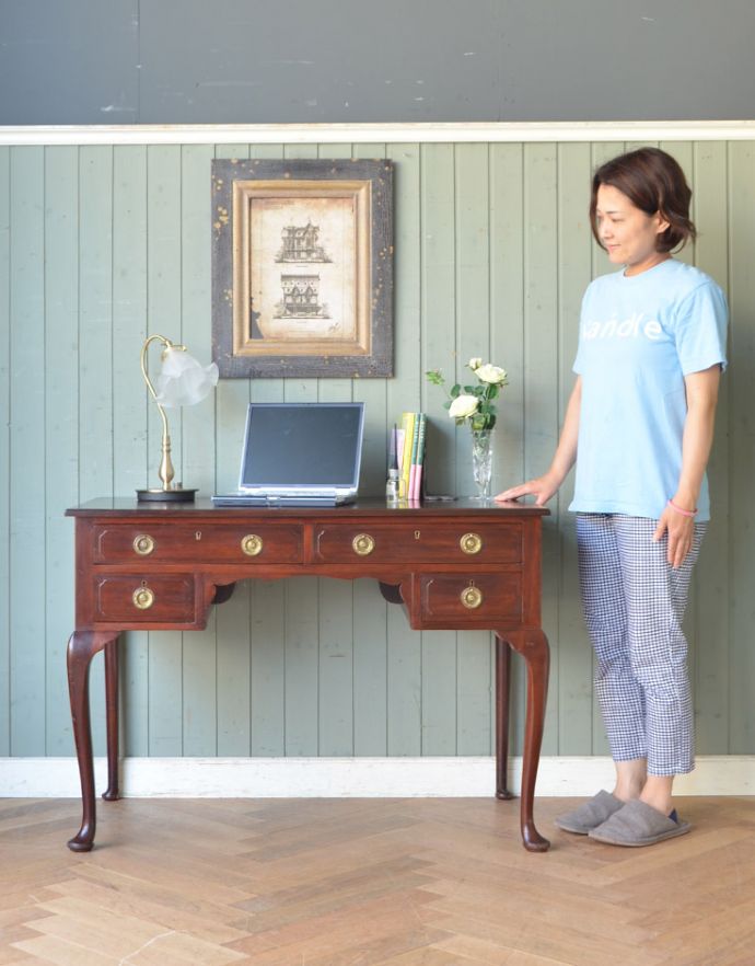 ロイドテーブル アンティーク家具 クラシックなアンティーク家具、マホガニー材の素敵なライティングデスク(机) 。お気に入りのチェアと合わせて、自分だけのスペースを作ってみてください。(k-1364-f)