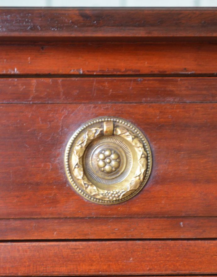 ロイドテーブル アンティーク家具 クラシックなアンティーク家具、マホガニー材の素敵なライティングデスク(机) 。味わい深い取っ手から、時間の流れを感じることができます。(k-1364-f)