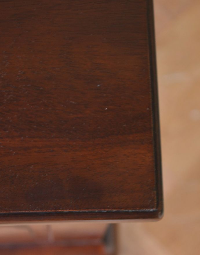 ロイドテーブル アンティーク家具 クラシックなアンティーク家具、マホガニー材の素敵なライティングデスク(机) 。角もキレイな仕上がりです。(k-1364-f)