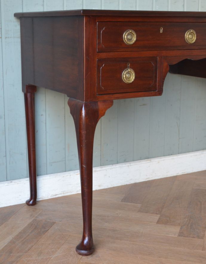ロイドテーブル アンティーク家具 クラシックなアンティーク家具、マホガニー材の素敵なライティングデスク(机) 。きちんと支えます。(k-1364-f)
