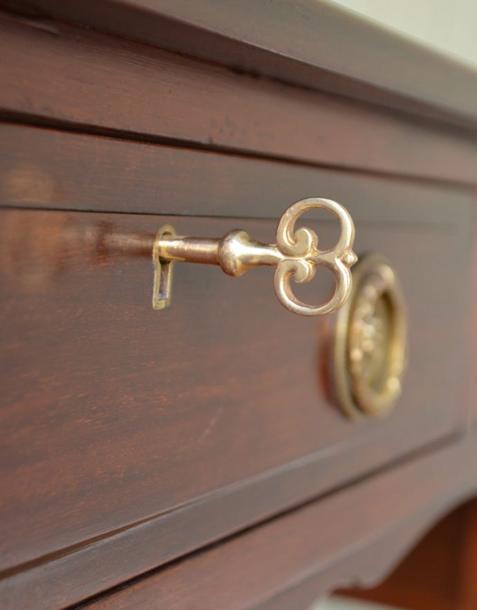 ロイドテーブル アンティーク家具 クラシックなアンティーク家具、マホガニー材の素敵なライティングデスク(机) 。鍵は1本で、カギ穴4ヶ所に共通して使用できます。(k-1364-f)