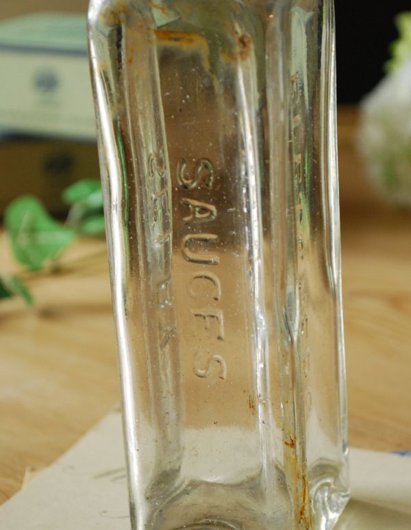 アンティーク雑貨　クリアカラーのエンボス入りアンティークガラスボトル（SAUCES）。「SAUCES」のエンボス入りです。(k-1367-z)